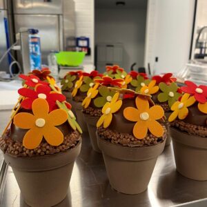 Moederdag bloemen opgevuld met 15 pralines